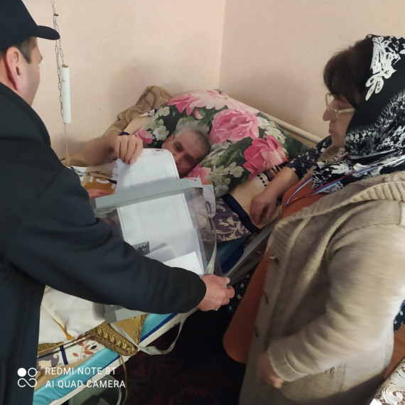 Отец кавалера ордена Мужества, участника СВО проголосовал принял участие в выборах. Отец кавалера ордена Мужества, участника СВО проголосовал принял участие в выборах.