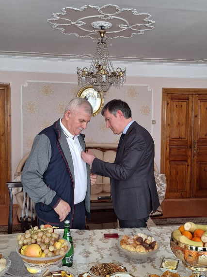 Глава Сулейман-Стальского района вручил почетный знак. Глава Сулейман-Стальского района вручил почетный знак.