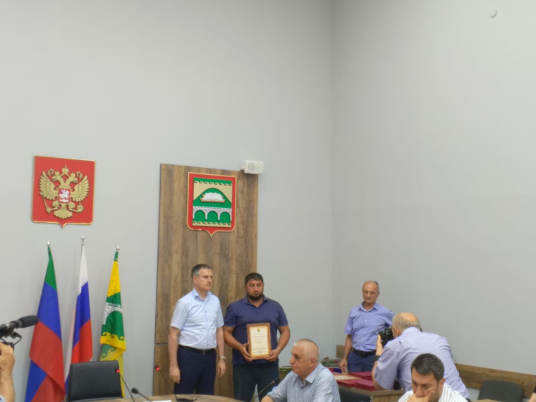 Вручили благодарственные грамоты. Вручили благодарственные грамоты.