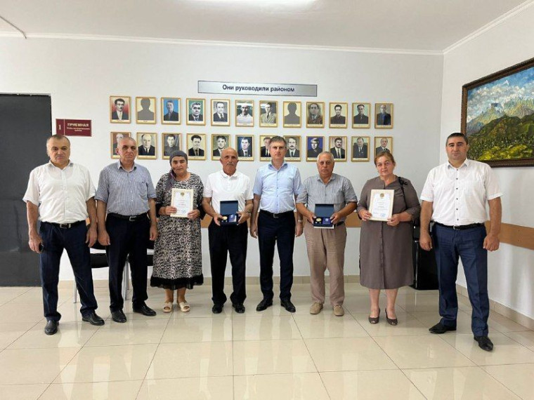 ДВУМ СЕМЕЙНЫМ ПАРАМ ИЗ СУЛЕЙМАН-СТАЛЬСКОГО РАЙОНА ВРУЧИЛИ МЕДАЛИ «ЗА ЛЮБОВЬ И ВЕРНОСТЬ». ДВУМ СЕМЕЙНЫМ ПАРАМ ИЗ СУЛЕЙМАН-СТАЛЬСКОГО РАЙОНА ВРУЧИЛИ МЕДАЛИ «ЗА ЛЮБОВЬ И ВЕРНОСТЬ».